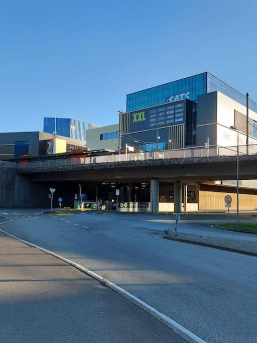 Kjellerleilighet I Fana Til Leie-Med Gratis Parkering Og Mange Kollektiv Reisemuligheter Bergen Exterior foto