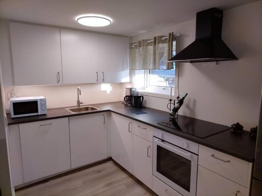 Kjellerleilighet I Fana Til Leie-Med Gratis Parkering Og Mange Kollektiv Reisemuligheter Bergen Exterior foto