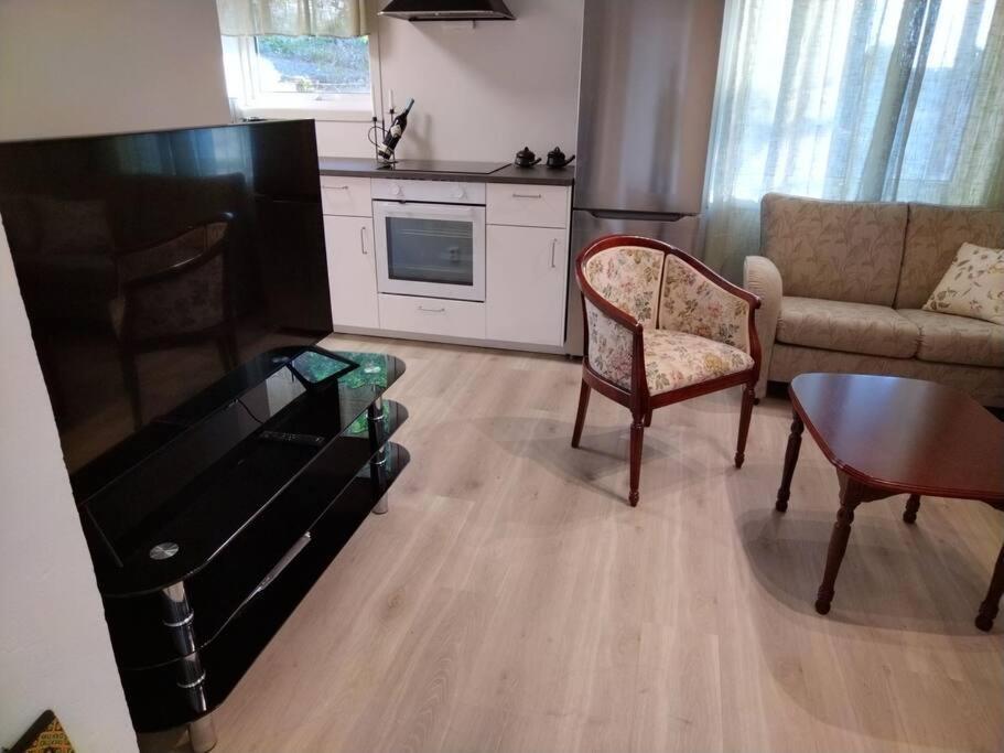 Kjellerleilighet I Fana Til Leie-Med Gratis Parkering Og Mange Kollektiv Reisemuligheter Bergen Exterior foto