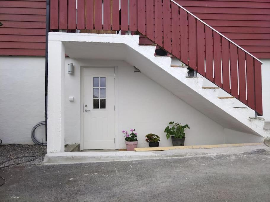 Kjellerleilighet I Fana Til Leie-Med Gratis Parkering Og Mange Kollektiv Reisemuligheter Bergen Exterior foto