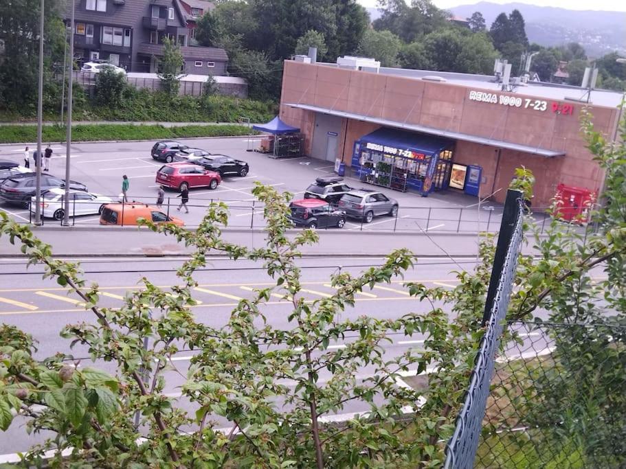 Kjellerleilighet I Fana Til Leie-Med Gratis Parkering Og Mange Kollektiv Reisemuligheter Bergen Exterior foto